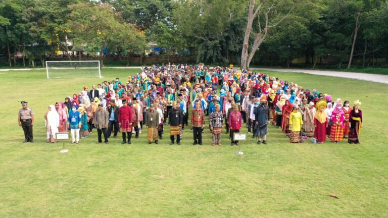 Pimpin Upacara Peringatan Hari Guru Nasional 2022, Plt Rektor Kenakan Pakaian Adat Lampung