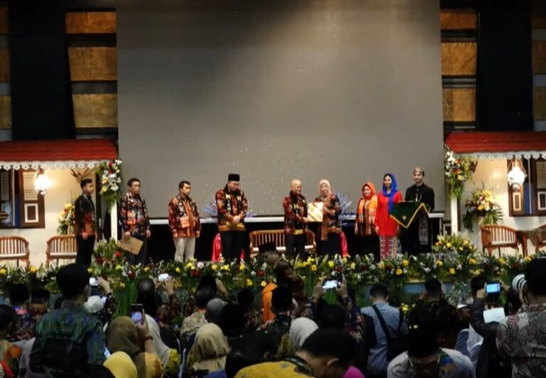 Prof. Suharso Hadiri Silaknas dan Milad ke-32 ICMI