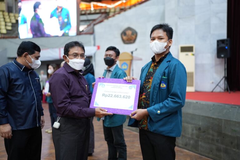 Unila Beri Penghargaan Mahasiswa Berprestasi