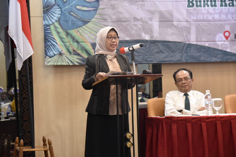 Prof. Lusmeilia Membuka Workshop Penulisan Publikasi Internasional dan Buku Karya Penelitian