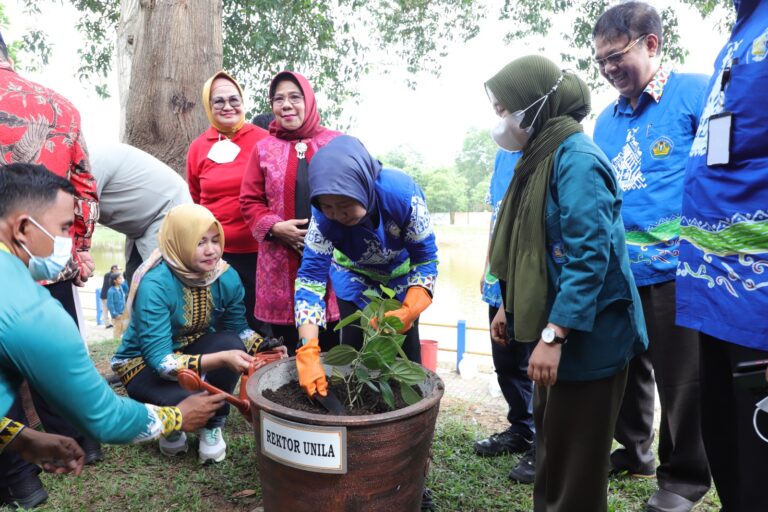 Unila Adakan Pencanangan Gerakan Nasional Lada Lampung dan Tabur Benih Ikan 