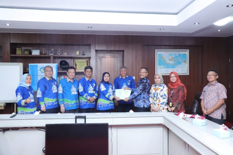 Penyerahan Sertifikat Tanah Unila oleh BPN Lamsel