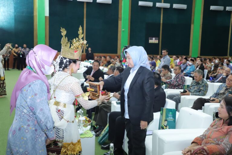 Rektor Hadiri Pengukuhan Guru Besar Baru Unmal