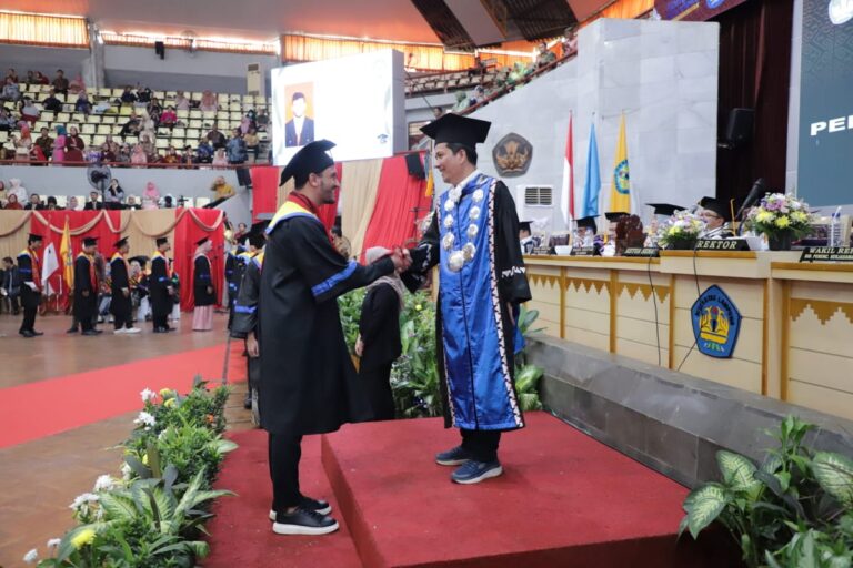 1.103 lulusan Unila Lampung (Unila) mengikuti prosesi Wisuda Periode IV
