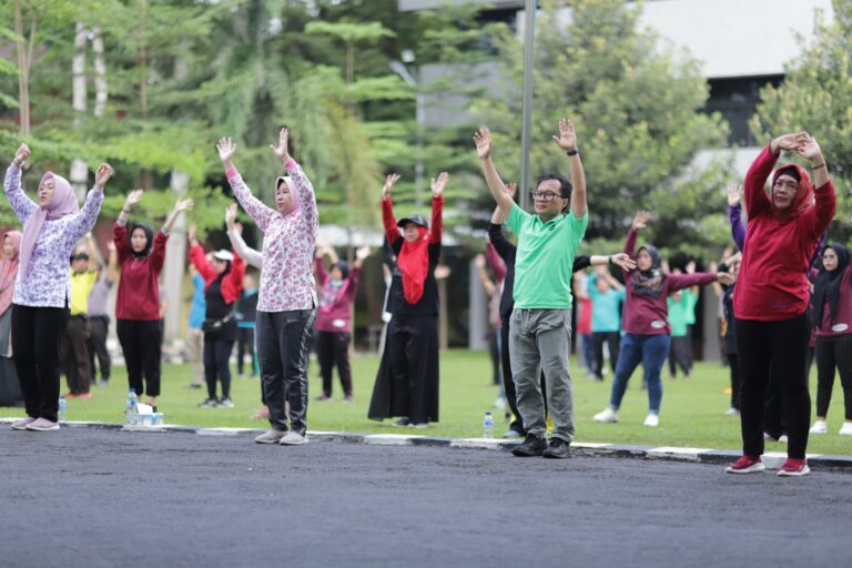 Rektor Senam Bersama Warga Unila