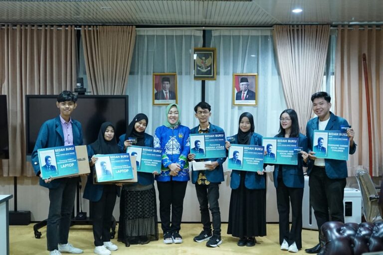 Wakil Rektor III Serahkan Hadiah Pemenang Challenge dan IG Competition Bedah Buku (Bukan) Kisah Sukses Erick Thohir