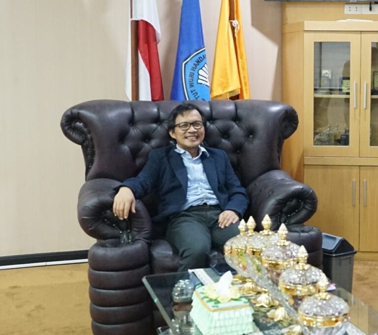 Jalan Sehat “Unila Be Strong” Peringati Hari Kartini dan Hardiknas