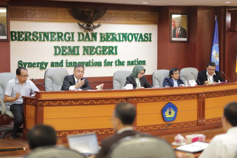 Rektor Pimpin Rapat Review Kegiatan dan Anggaran 2023