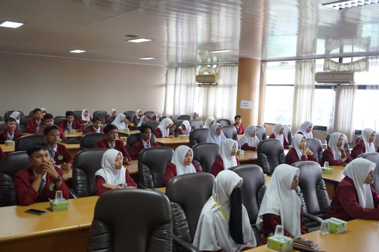 43 Siswa MAN 2 Tulangbawang Barat Kunjungi Unila