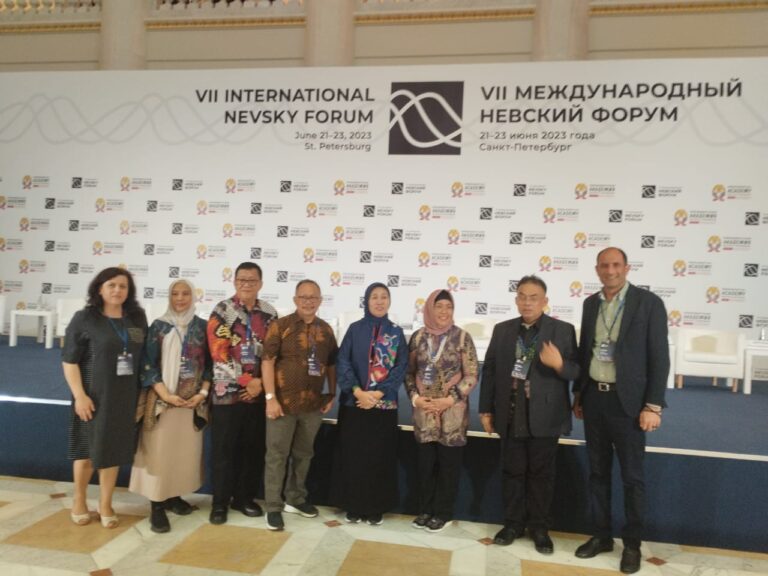 Rektor Sampaikan Pidato di Forum Nevsky RANEPA Rusia