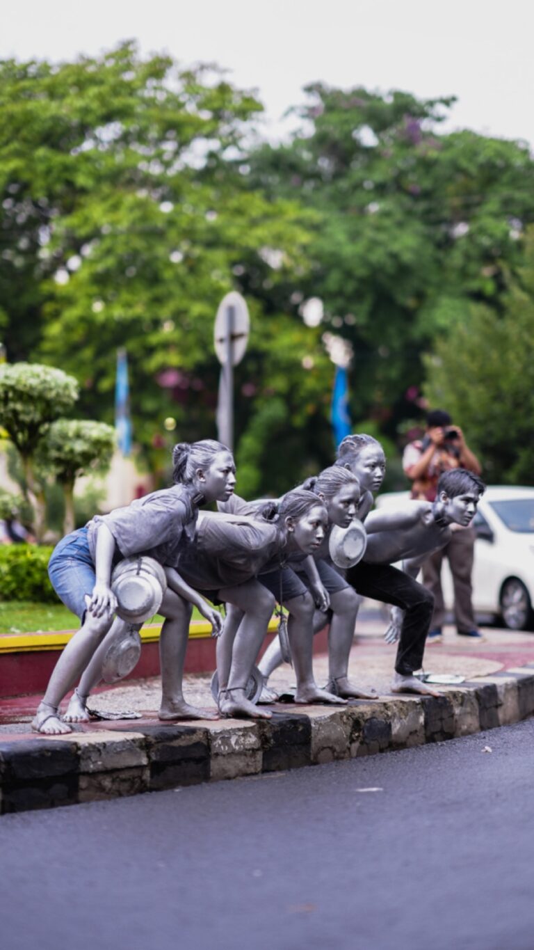Mahasiswa Seni Tari Tampilkan Karya “SILVER” di Bundaran Kampus