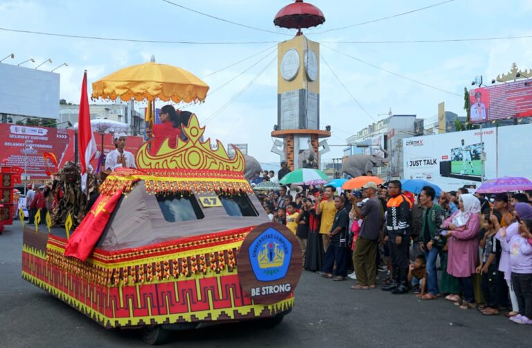 Unila Ikut Serta dalam Karnaval Mobil Hias HUT Kota Bandarlampung
