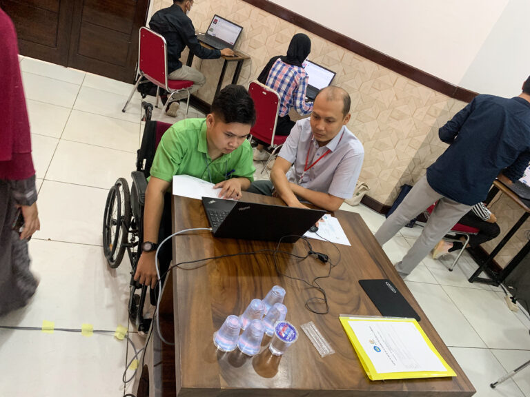 Dua Calon Mahasiswa Difabel yang Ikut Tes Seleksi Jalur Mandiri Unila Dapat Pendamping Khusus