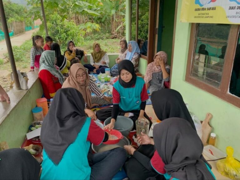 Mahasiswa KKN Unila Berdayakan Masyarakat Desa Hurun Melalui Pelatihan Pembuatan Sirup Buah Pala