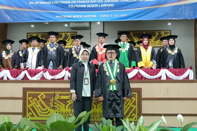 Rektor Hadiri Pengukuhan Guru Besar Polinela