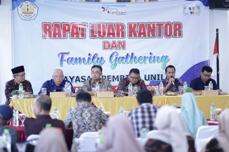 Rektor Buka Rapat Luar Kantor dan Family Gathering SMA YP Unila