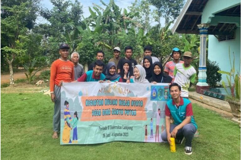 Mahasiswa KKN Unila Ajarkan Petani Desa Bina Karya Putra Membuat Pupuk Kandang