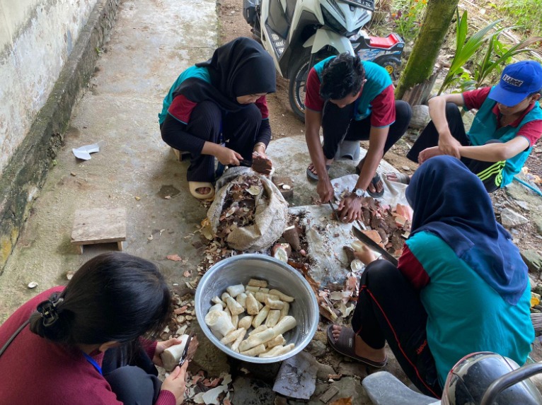 Mahasiswa KKN Bilateral dan Siger Berjaya Bantu Pelaku Usaha di Desa Cilimus