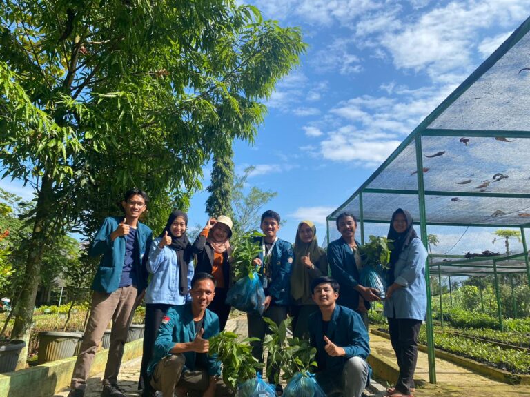 Mahasiswa KKN Unila Periode II/2023 Tanam 3500 Bibit di Kecamatan Rumbia