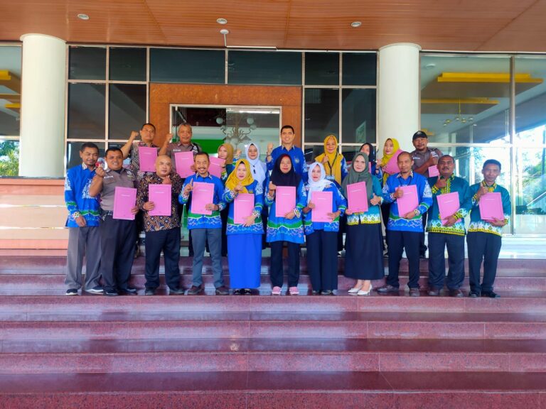 Bagian Kepegawaian Serahkan Sertifikat Kelulusan Ujian Dinas dan Kenaikan Pangkat Penyesuaian Ijazah