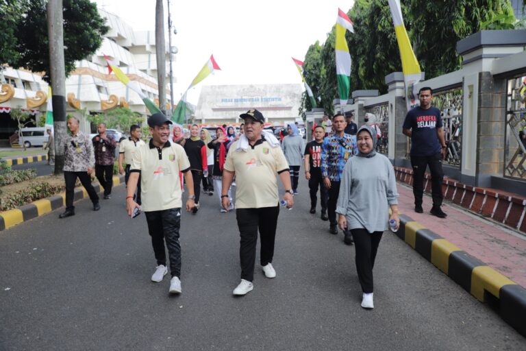 Unila Gelar Senam Bersama Gubernur Lampung dan Ikuti Lomba 17 Agustus
