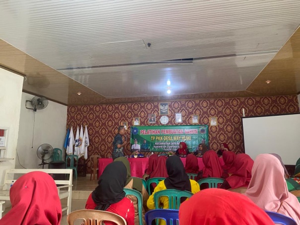 Dosen Kimia Unila Adakan Pelatihan Pembuatan Sabun Cair Cuci Piring di Desa Wayhuwi