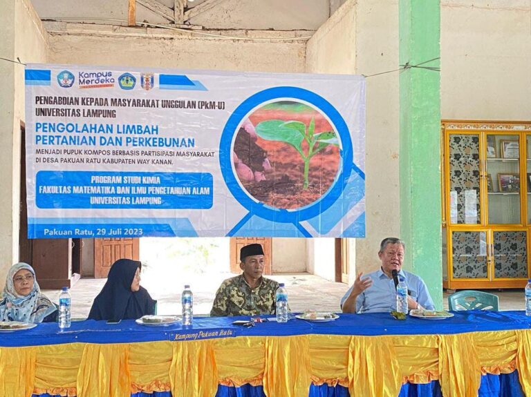 Dosen FMIPA Olah Limbah Pertanian Menjadi Pupuk Kompos di Desa Pakuan Ratu