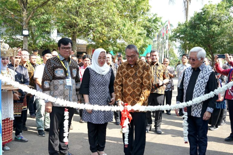 Pembukaan Pameran Pertemuan Ilmiah Tahunan (PIT) ke- 40 dan Kongres ke-14 HATHI