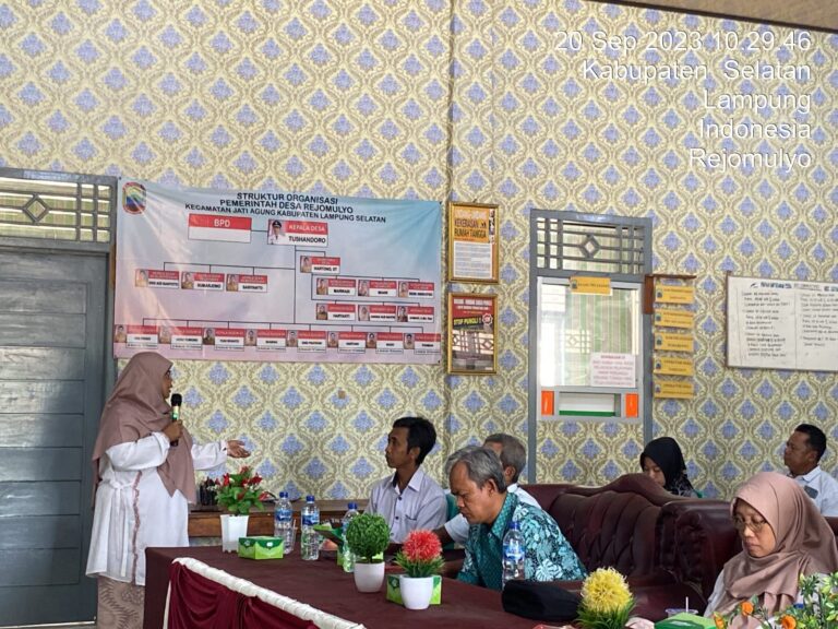 Dosen Kimia Ajari Warga Rejomulyo Membuat Pupuk Kompos Berbasis Eco-enzyme