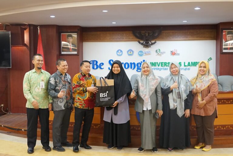 16 Mahasiswa Terima Hadiah Program Show Your Payment BSI