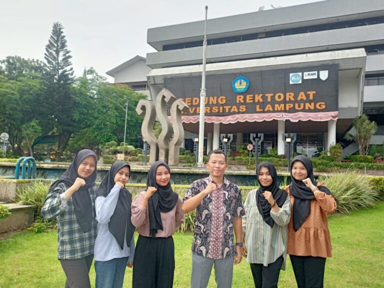 Kelompok Mahasiswa Unila Inovasi Biochar Perbaiki Lahan Kering Masam