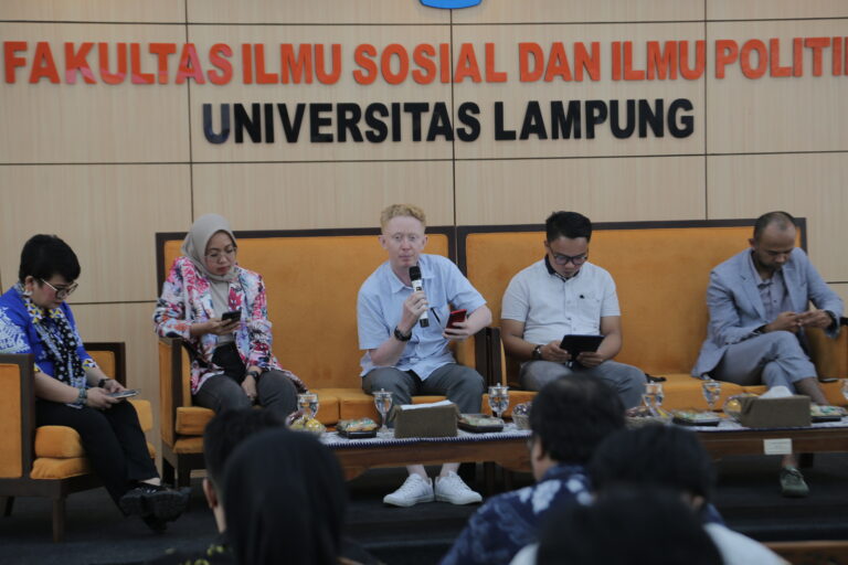 Semnas Pengabdian FISIP Unila Bahas Kolaborasi Heptahelix