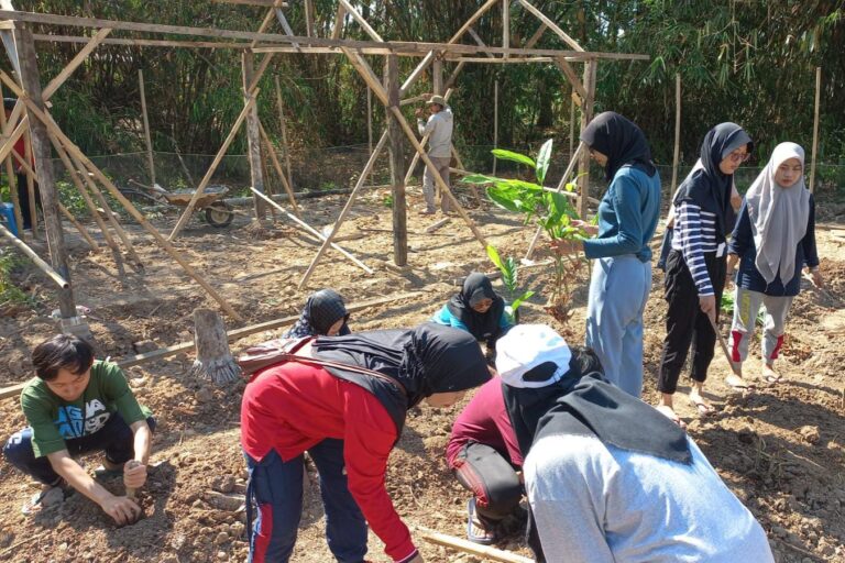 Tim MBKM FMIPA Tanam 1000 Toga di Rejomulyo