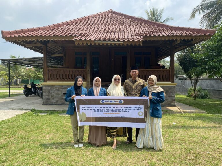 Tim PKM-RSH Teliti Rumah Adat Lampung sebagai Upaya Mitigasi Banjir