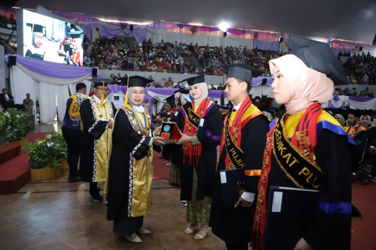 Unila Mewisuda 995 Mahasiswa dari Berbagai Program
