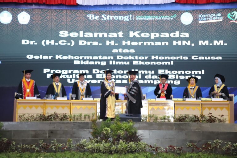 Unila Anugerahi Herman HN Doktor Honoris Causa Bidang Ilmu Ekonomi