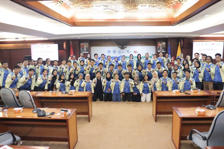 Rektor Lepas Kontingen Mahasiswa Lampung ke Pomnas XVIII