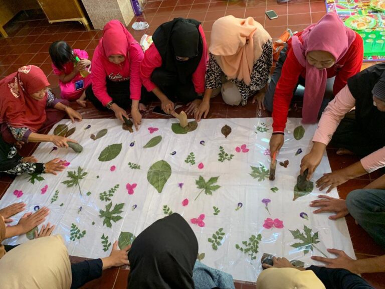 Tim MBKM FMIPA Lakukan Pendampingan Pembuatan Ecoprint di Rejomulyo