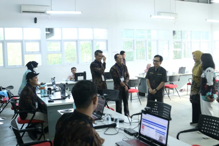 Wakil Rektor BUK Monitoring Tes SKD Kemendikbudristek 