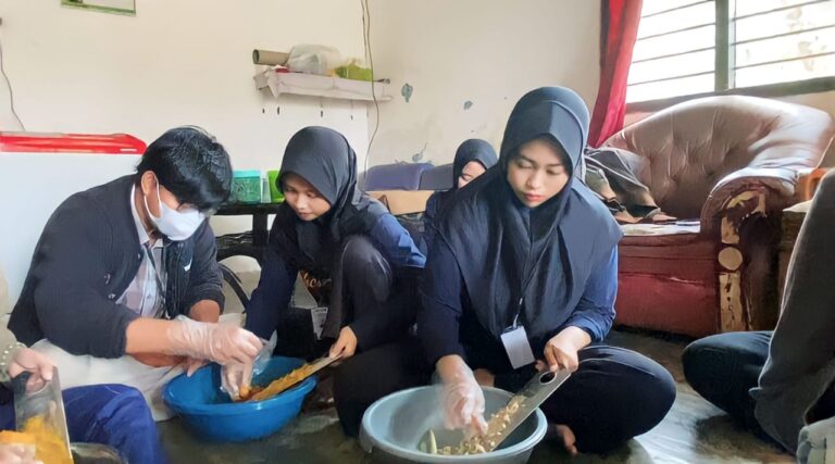 Tim MBKM FMIPA Bantu Produksi Jamu di Rejomulyo