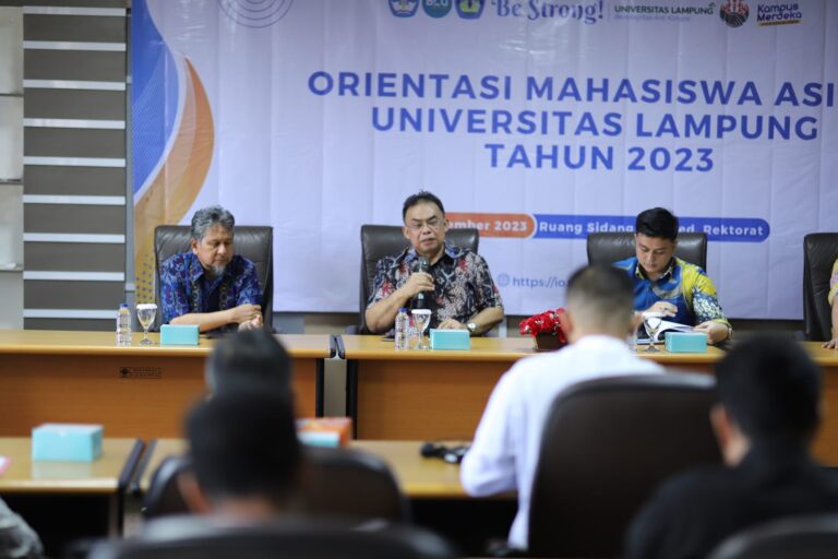 UPT PKLI Sambut 13 Mahasiswa Internasional Baru