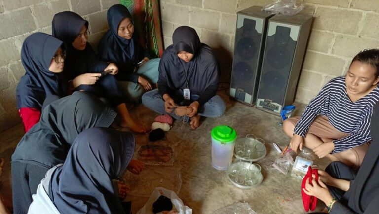 Tim MBKM BKP Membangun Desa Jurusan Kimia Bantu Proses Pemasaran Kerajinan Rajut Warga Desa Rejomulyo
