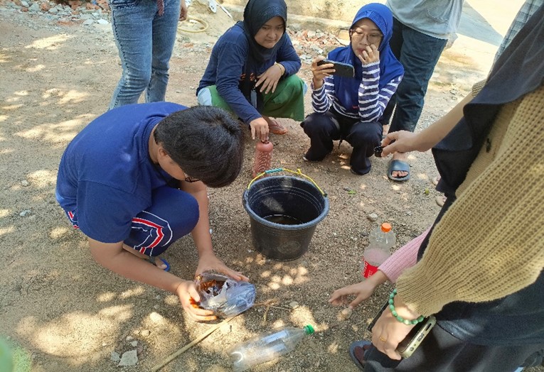 Tim MBKM FMIPA Kembangkan Pakan Unggas Fermentasi Desa Rejomulyo