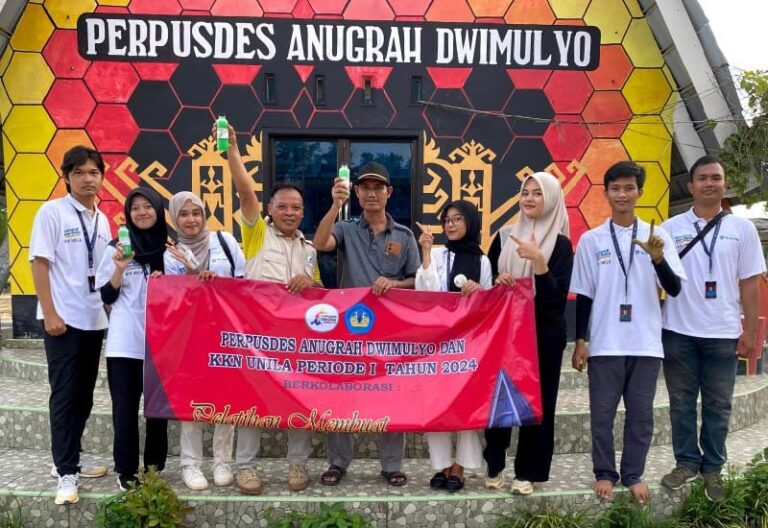 Mahasiswa Unila Gelar Pelatihan Pembuatan Sabun Cuci Piring di Desa Dwi Mulyo