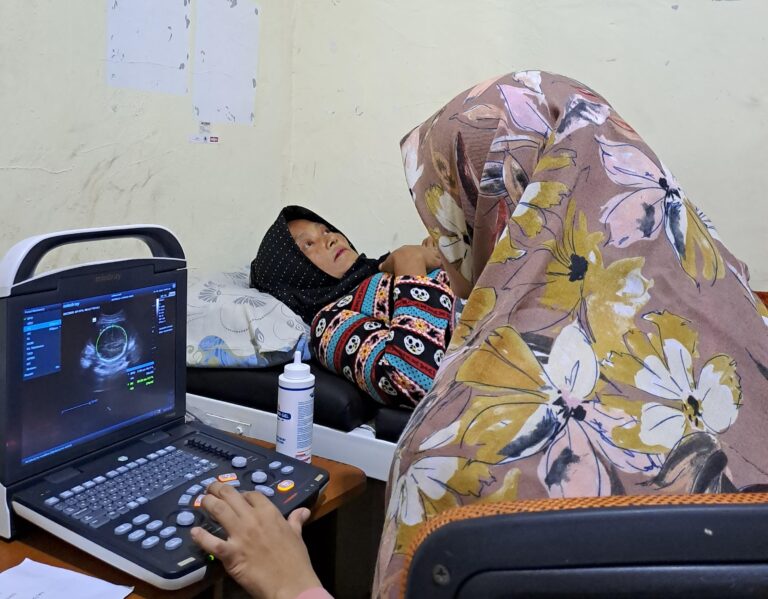 Mahasiswa KKN Berikan Layanan USG Gratis di Desa Kelawi 1