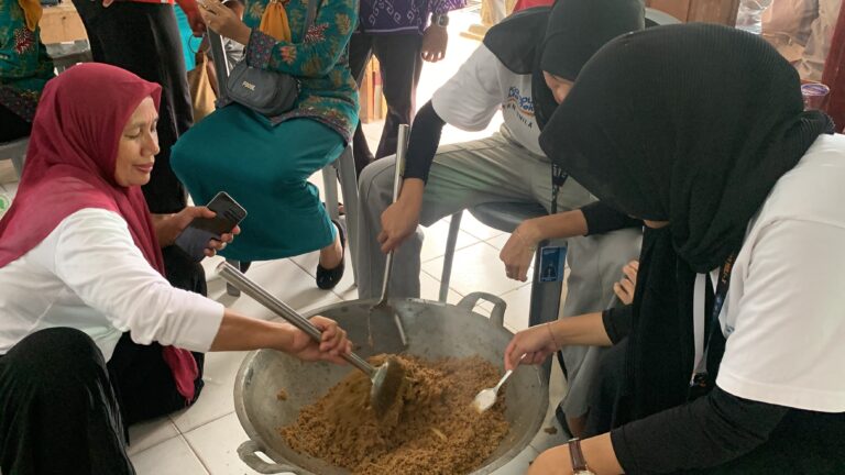 Mahasiswa KKN Adakan Sosialisasi dan Pelatihan Pembuatan Abon Ikan Pencegah Stunting