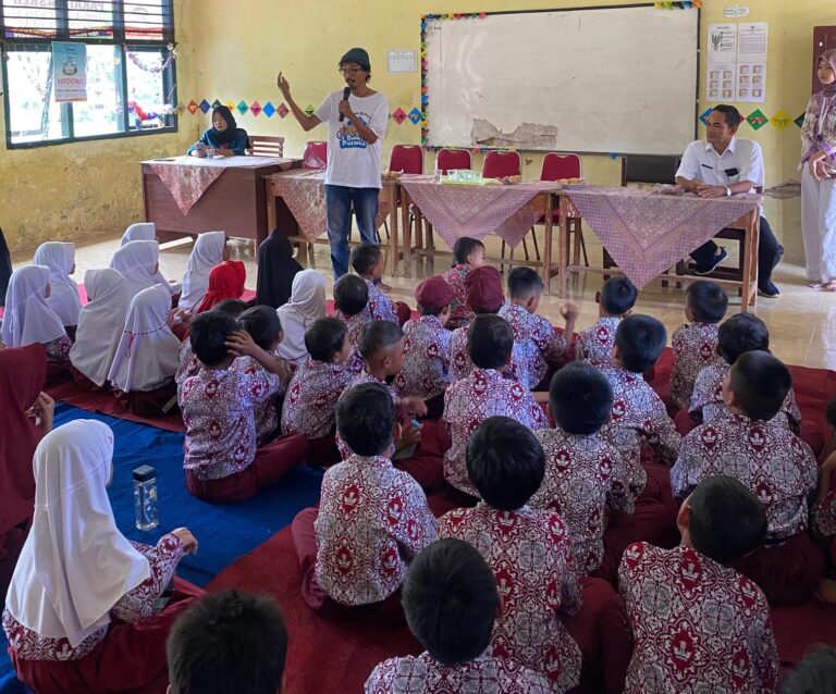 Mahasiswa KKN Adakan Literasi Berkolaborasi dengan Busa Pustaka di SDN Cugung Lamsel
