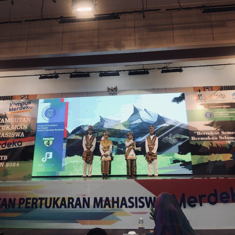 Kenalkan Budaya Lampung, Mahasiswa Unila Tampilkan Tari Bedana di ITB