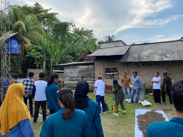 Mahasiswa KKN Gandeng Klinik Pertanian Keliling Bimbing Masyarakat Suka Agung Produksi Pupuk Kompos