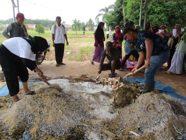 Mahasiswa KKN Sukses Gelar Pelatihan Pembuatan Pupuk Kohe Kambing dan MOL